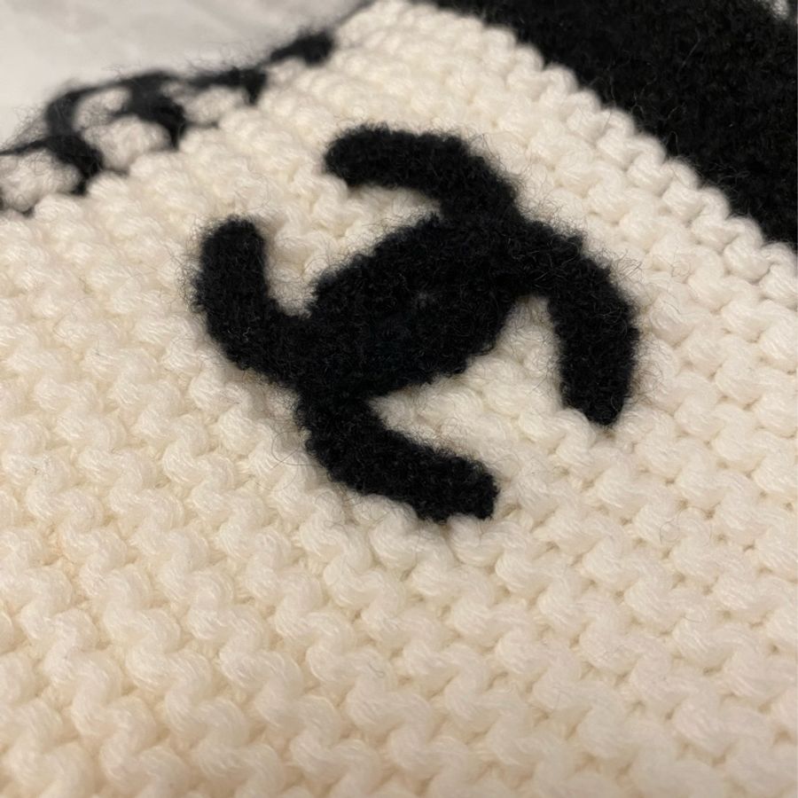冬天買不到 CHANEL 經典款配色米白色羊絨針織圍巾-1