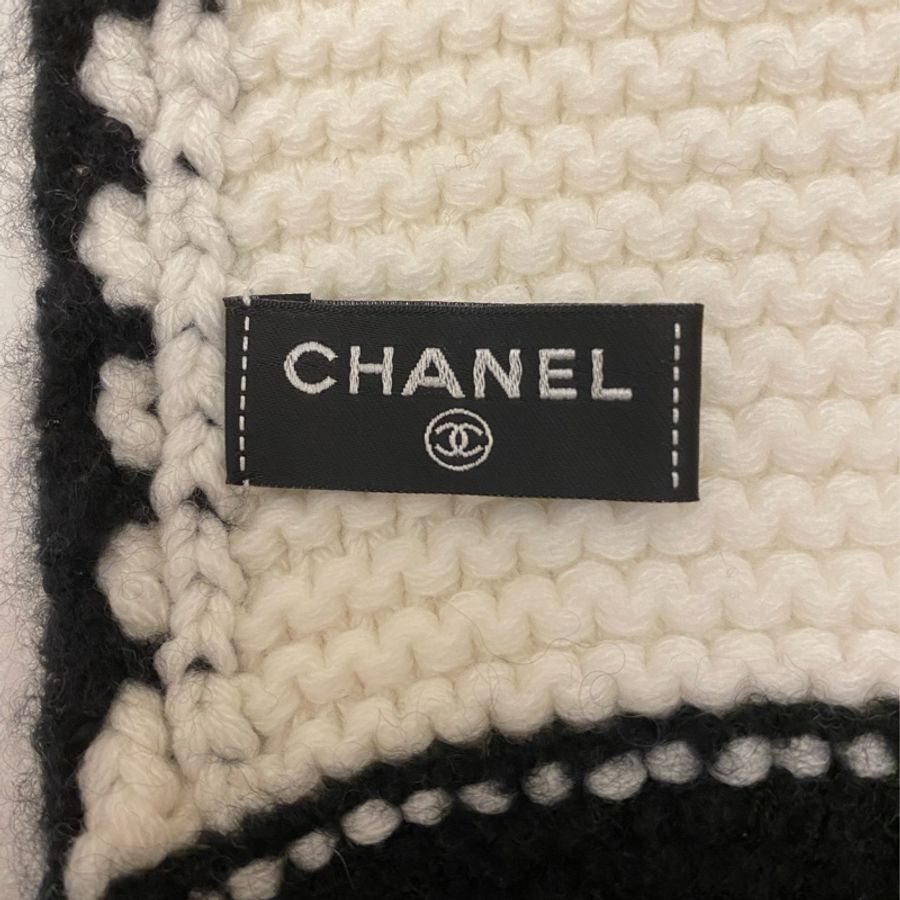 冬天買不到 CHANEL 經典款配色米白色羊絨針織圍巾-3