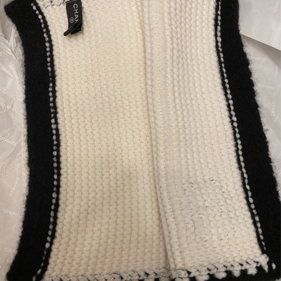 冬天買不到 CHANEL 經典款配色米白色羊絨針織圍巾-7