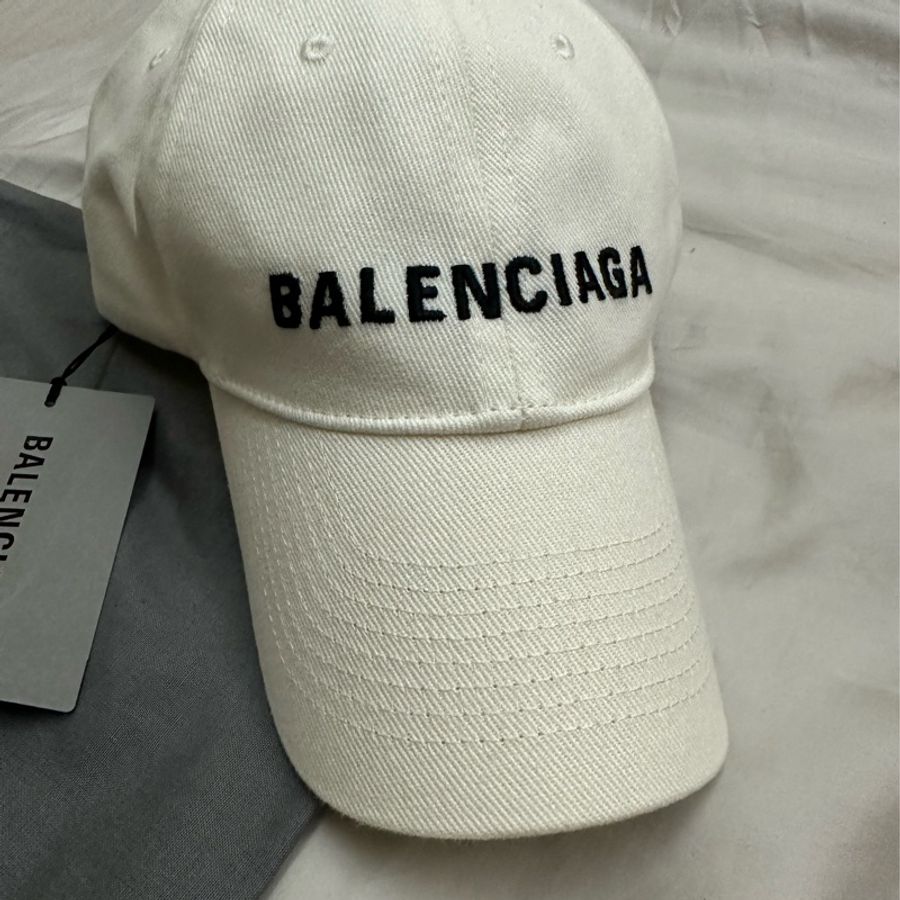 (已售出)全新正品專櫃購入BALENCIAGA巴黎世家白色帽子 可小議-1