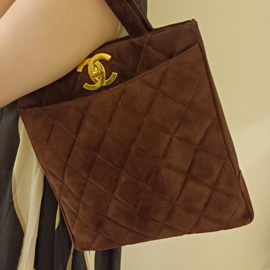 Chanel vintage 咖啡色麂皮大logo包-6