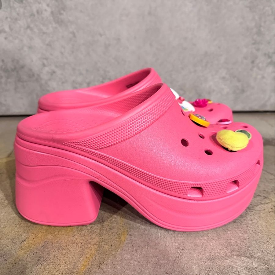crocs桃色厚底粗跟涼鞋-3