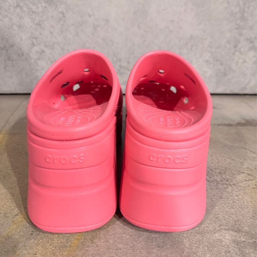 crocs桃色厚底粗跟涼鞋-4