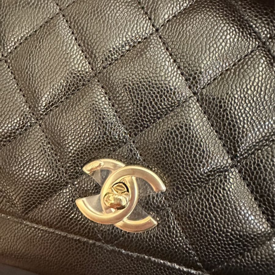 CHANEL 黑荔枝淡金雙C手提兩用郵差包-8
