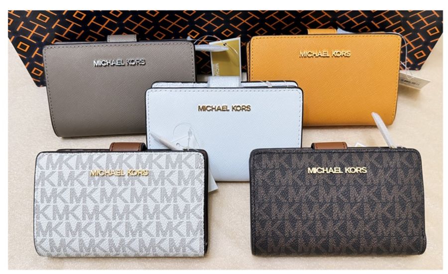 [MICHAEL KORS] 🆕MK 經典立體金字防刮紋真皮中夾 [美國正品 現貨在台]-0