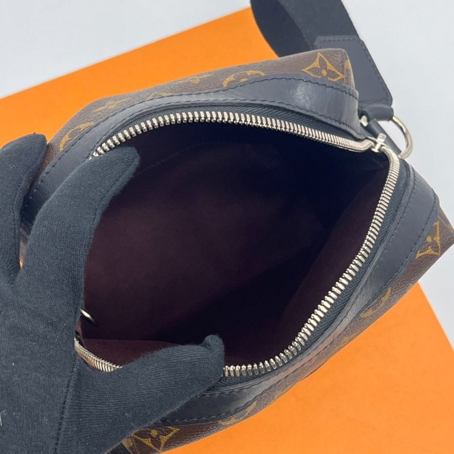 Louis Vuitton LV 字紋拚黑皮革日字拉鍊斜背包/肩背包-10