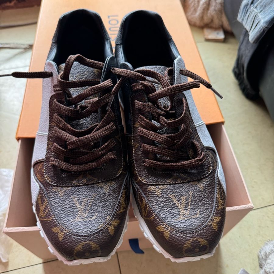 Louis Vuitton LV 休閒鞋 全新品 尺寸8號適合US:9.5-10號-1