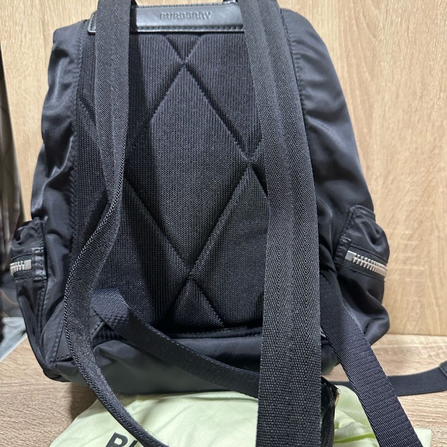 Burberry 幾乎全新後背包-3