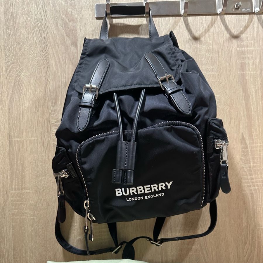 Burberry 幾乎全新後背包-6
