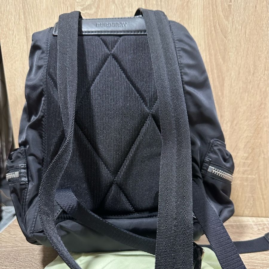 Burberry 幾乎全新後背包-7