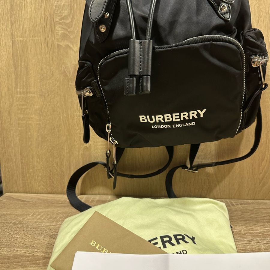 Burberry 幾乎全新後背包-8