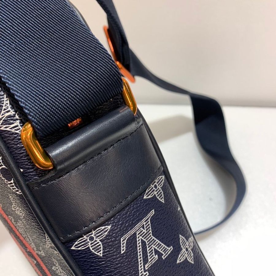 LV Ink字首倒轉 斜背包/側背包 M43678 限量款 9成新-4