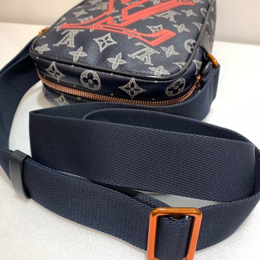 LV Ink字首倒轉 斜背包/側背包 M43678 限量款 9成新-10