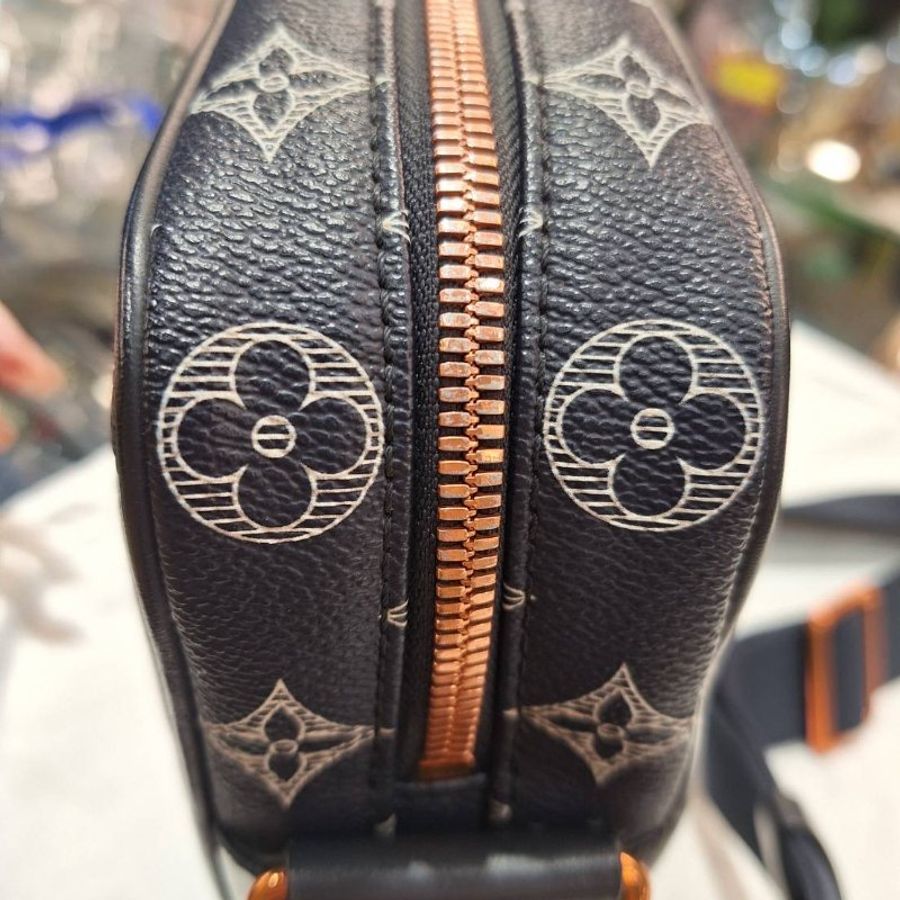 LV Ink字首倒轉 斜背包/側背包 M43678 限量款 9成新-12