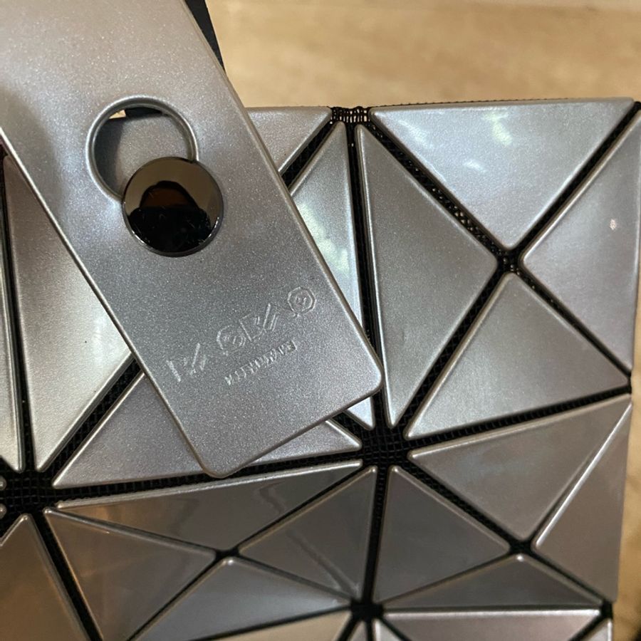 ISSEY MIYAKE 三宅一生 BAOBAO 亮面方格6x6肩背/手提包(銀色)-2