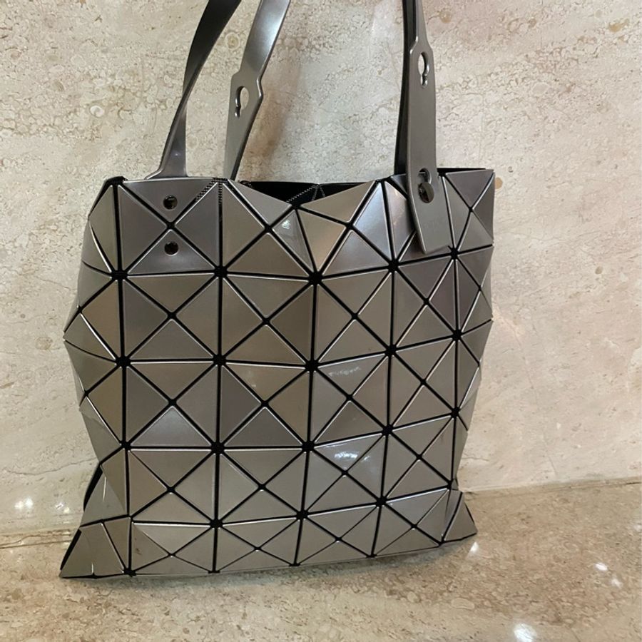 ISSEY MIYAKE 三宅一生 BAOBAO 亮面方格6x6肩背/手提包(銀色)-7