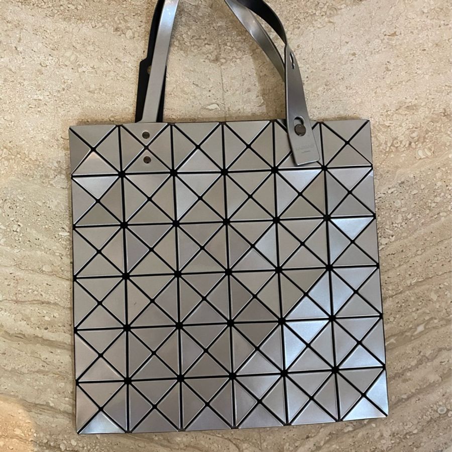 ISSEY MIYAKE 三宅一生 BAOBAO 亮面方格6x6肩背/手提包(銀色)-10