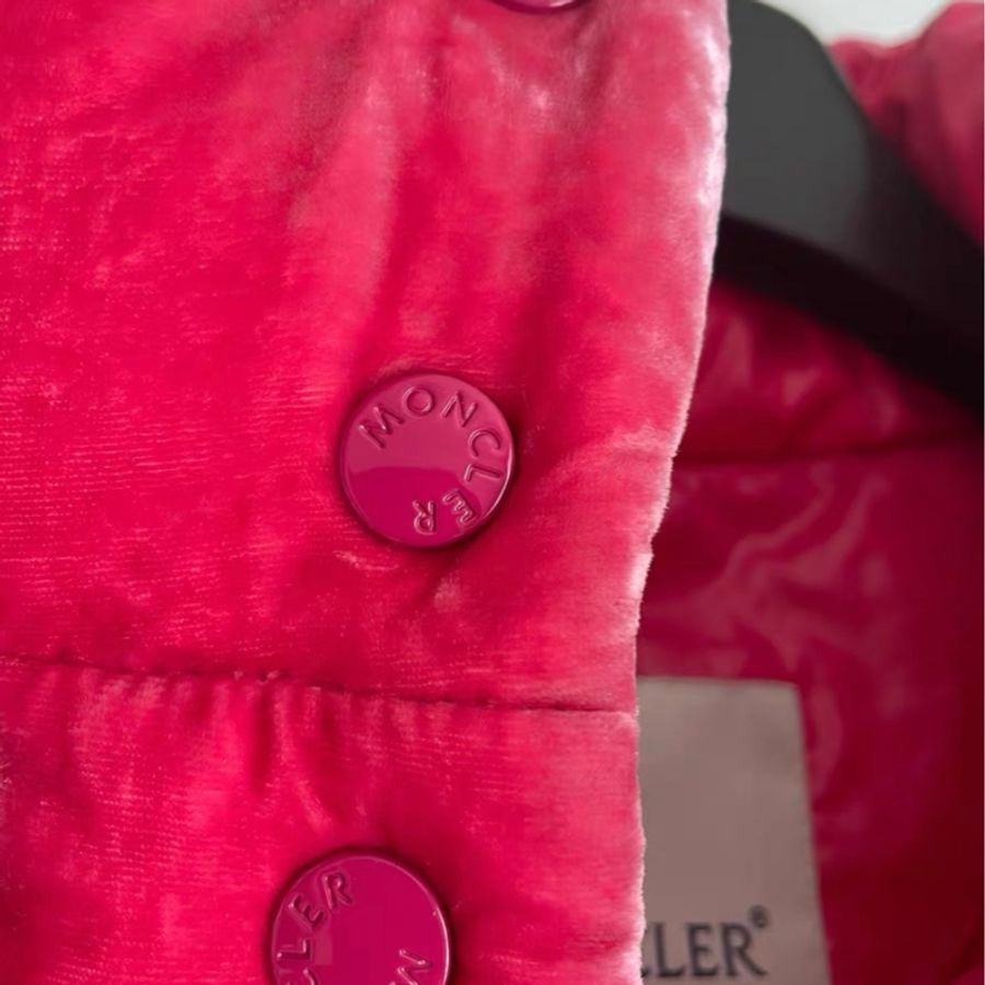 Moncler 红色絲絨短版羽絨外套1號 胸圍110，衣長 60 穿一次閒置-3