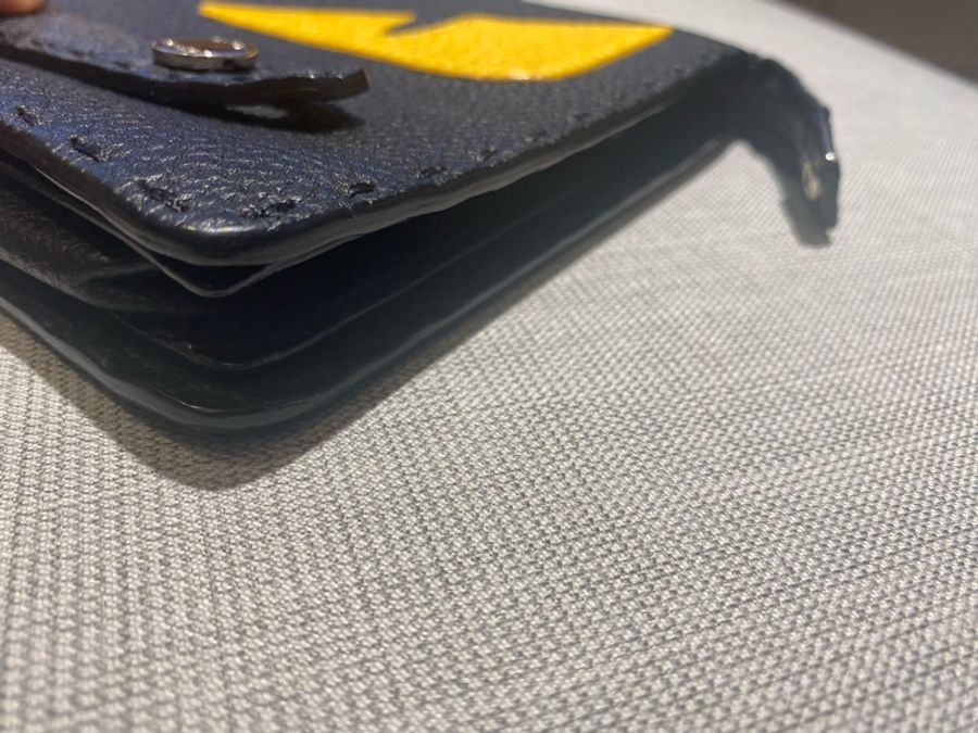 Fendi黃眼小怪獸造型荔枝紋小牛皮手工縫線飾邊萬用手拿包(黑)-6