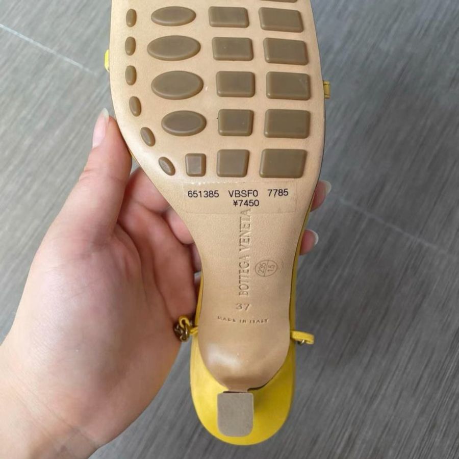 bottega veneta 黄色鍊條高跟鞋凉鞋 37號 右鞋有點痕跡 不明顯 原價三萬三-4