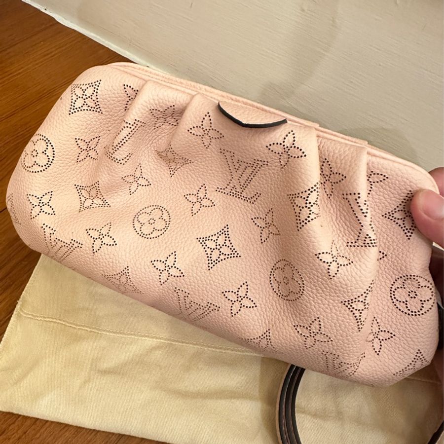 LV 粉洞洞皮革LOGO雲朵包-1