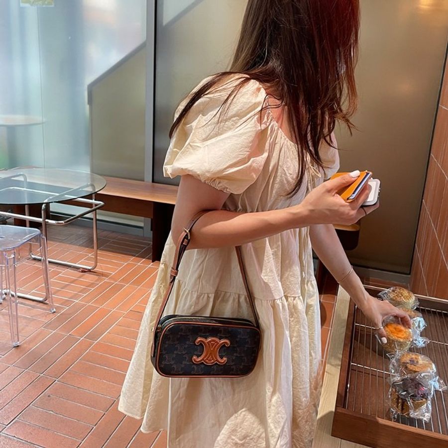 🎉新品好折扣✨Celine 迷你 Cuir Triomphe 老花凱旋門相機包 黃褐色-9