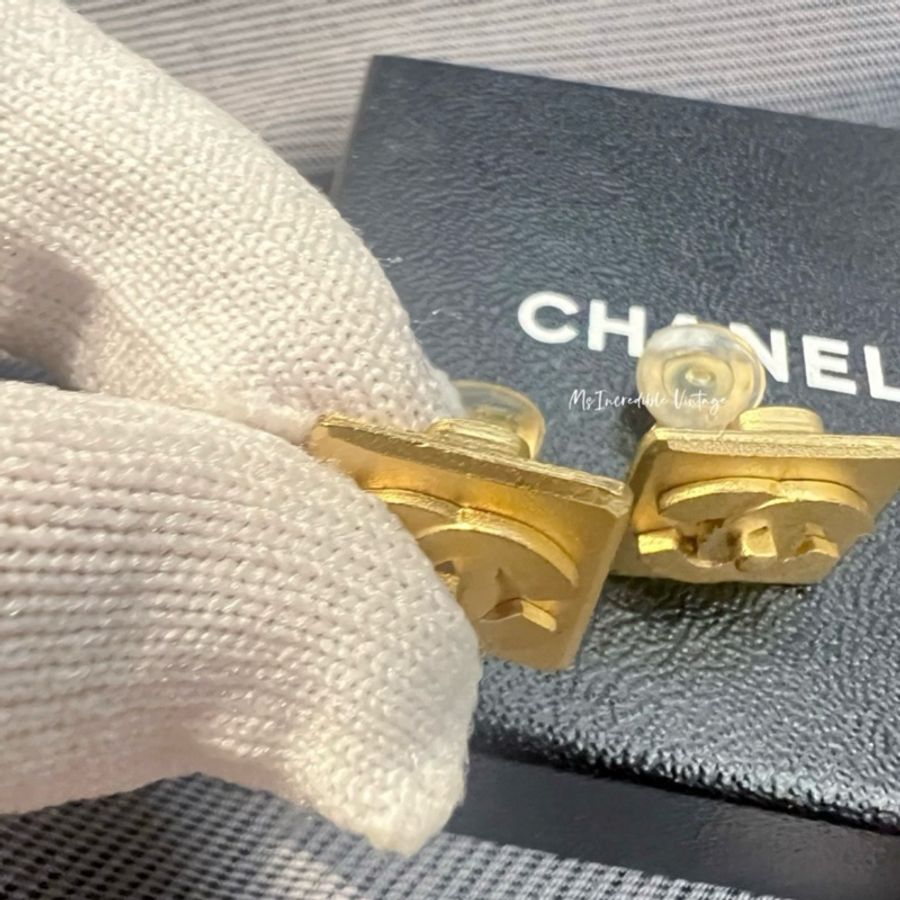 Chanel立體磨砂金牌耳環-16