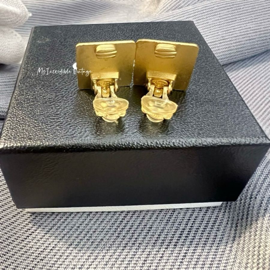 Chanel立體磨砂金牌耳環-3