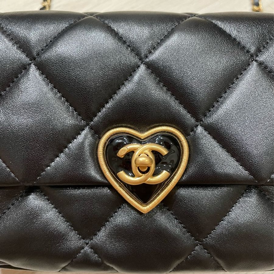 香奈兒 Chanel 23S classic flap 專櫃缺貨款 晶片款 cf20 珐瑯 愛心 黑金 口蓋包-4