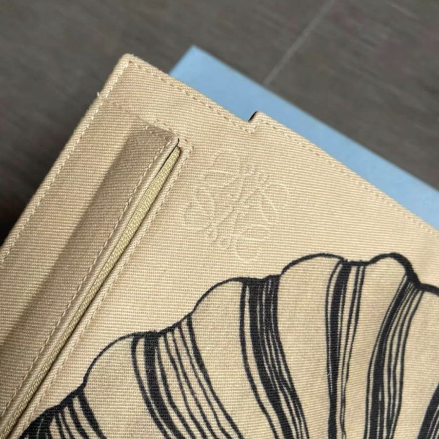 Loewe 牛皮帆布印花手拿包 長29-30×高20×底寬4.5-5