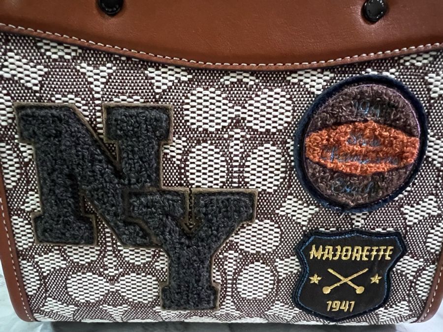 全新COACH 專櫃 CH390 Rogue 20 經典 SIGNATURE 緹花面料 VARSITY 學院風徽章手提袋-2