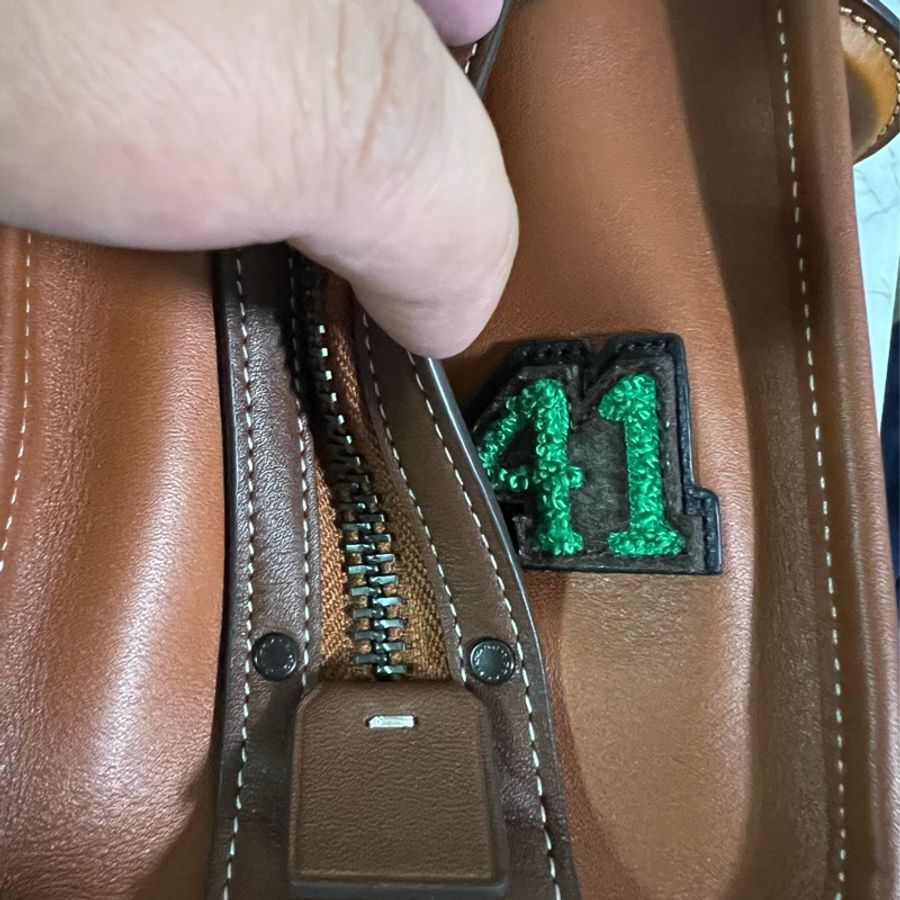 全新COACH 專櫃 CH390 Rogue 20 經典 SIGNATURE 緹花面料 VARSITY 學院風徽章手提袋-5