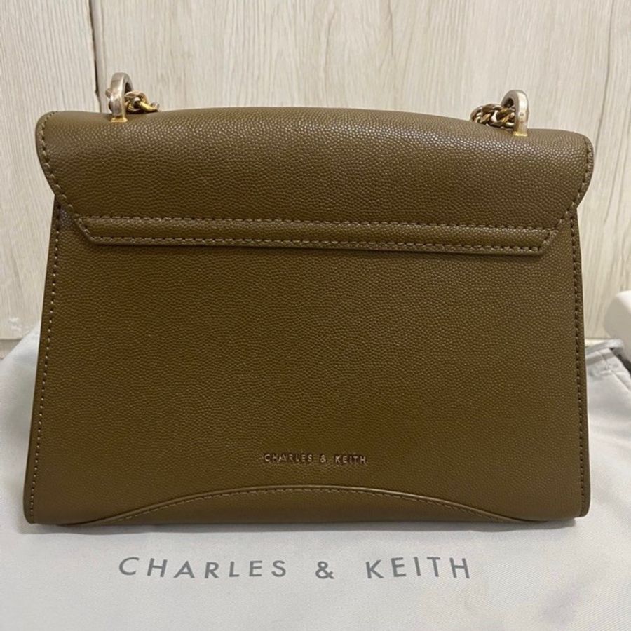 CHARLES&KEITH梯形金屬釦肩背包-9