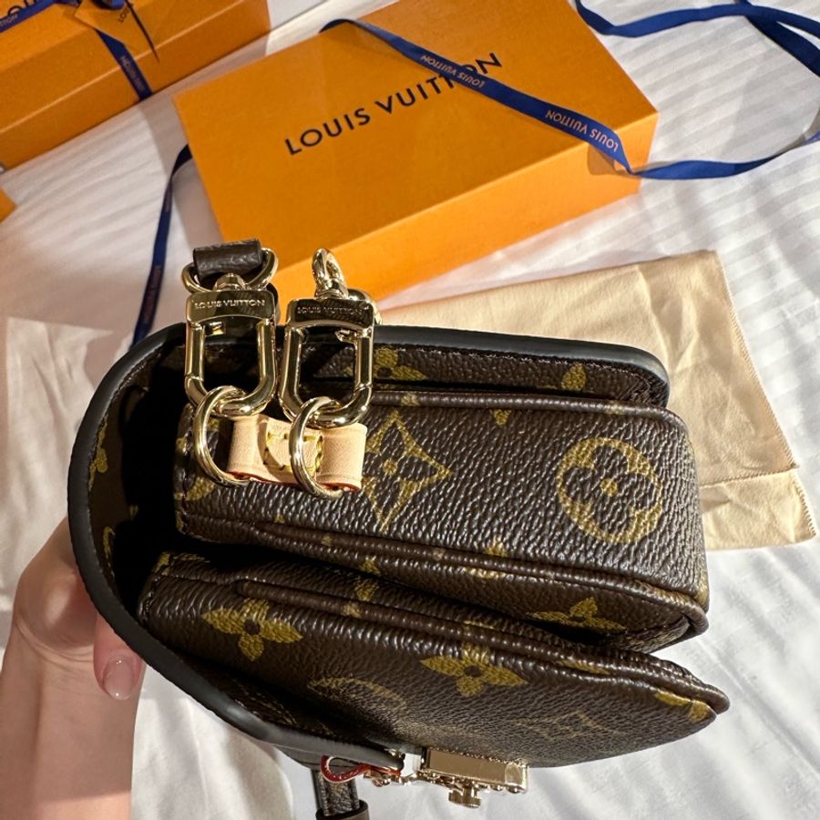 已售出 ！LV 新款麻將/郵差包 Bolso Pochette Métis East West-11