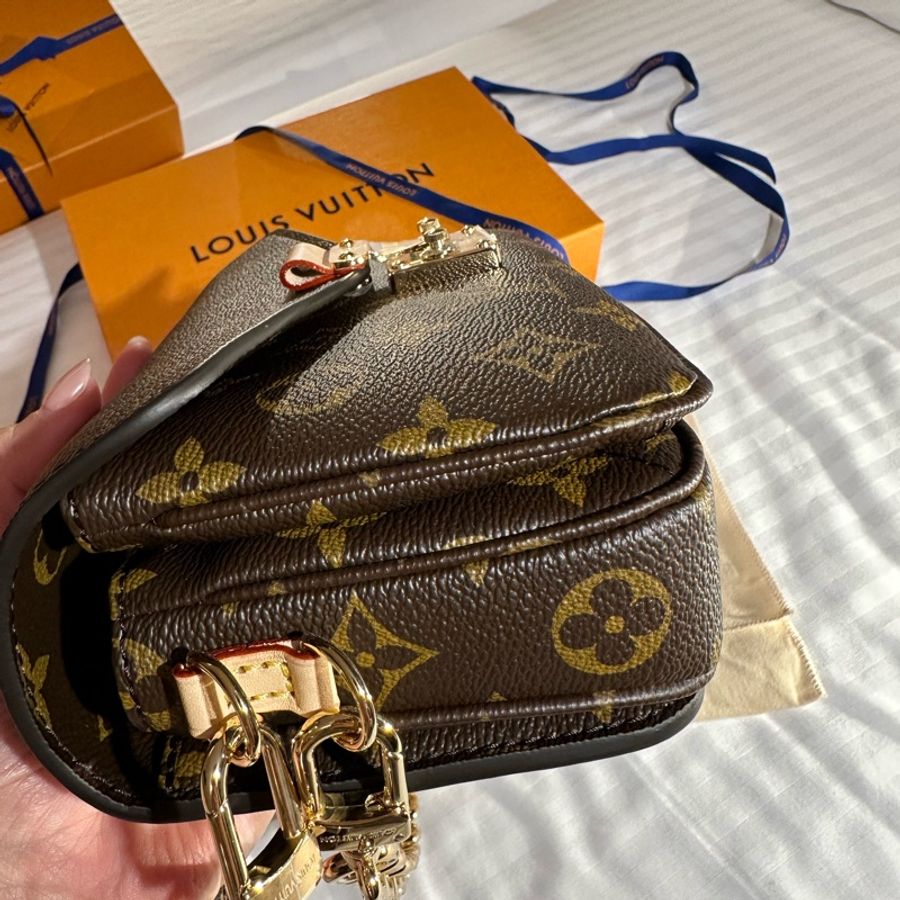 已售出 ！LV 新款麻將/郵差包 Bolso Pochette Métis East West-13