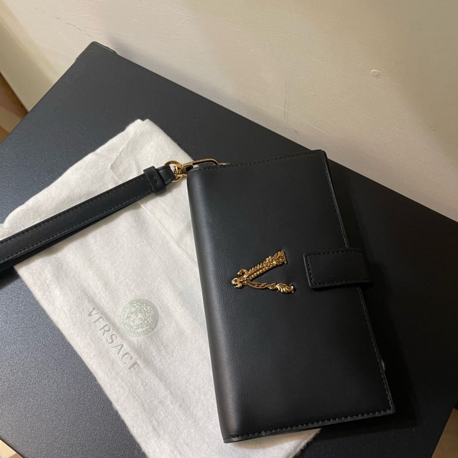 VERSACE 全新 經典V字長夾 附皮革手掛飾-0