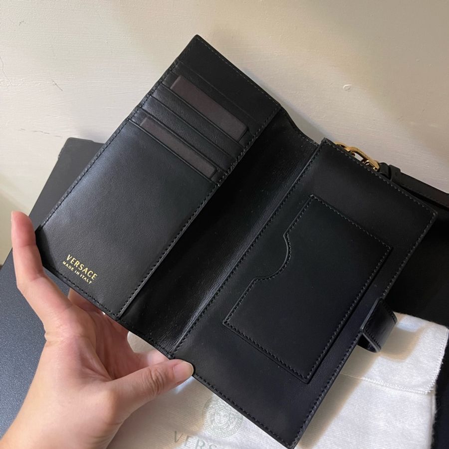 VERSACE 全新 經典V字長夾 附皮革手掛飾-2