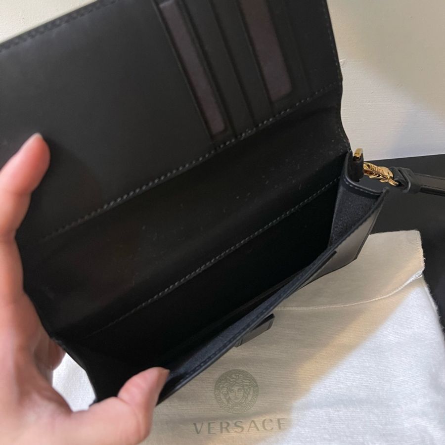 VERSACE 全新 經典V字長夾 附皮革手掛飾-3