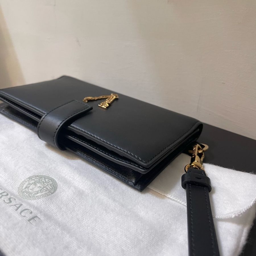 VERSACE 全新 經典V字長夾 附皮革手掛飾-4
