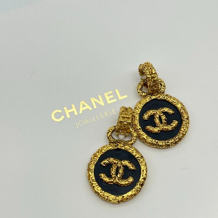 CHAENL 香奈兒 浮雕金邊黑底雙C耳夾/耳環/飾品-0
