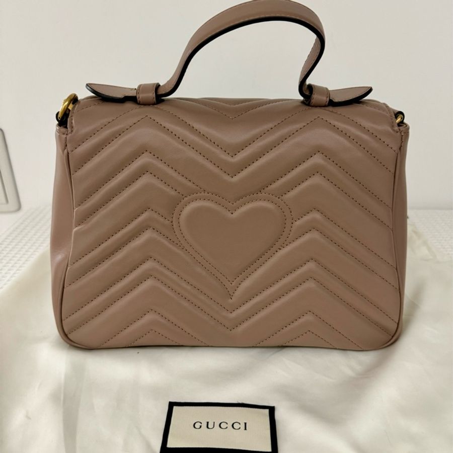 「近全新」GUCCI GG Marmont 中款 山形絎縫牛皮鍊帶手提包(粉裸色)-1