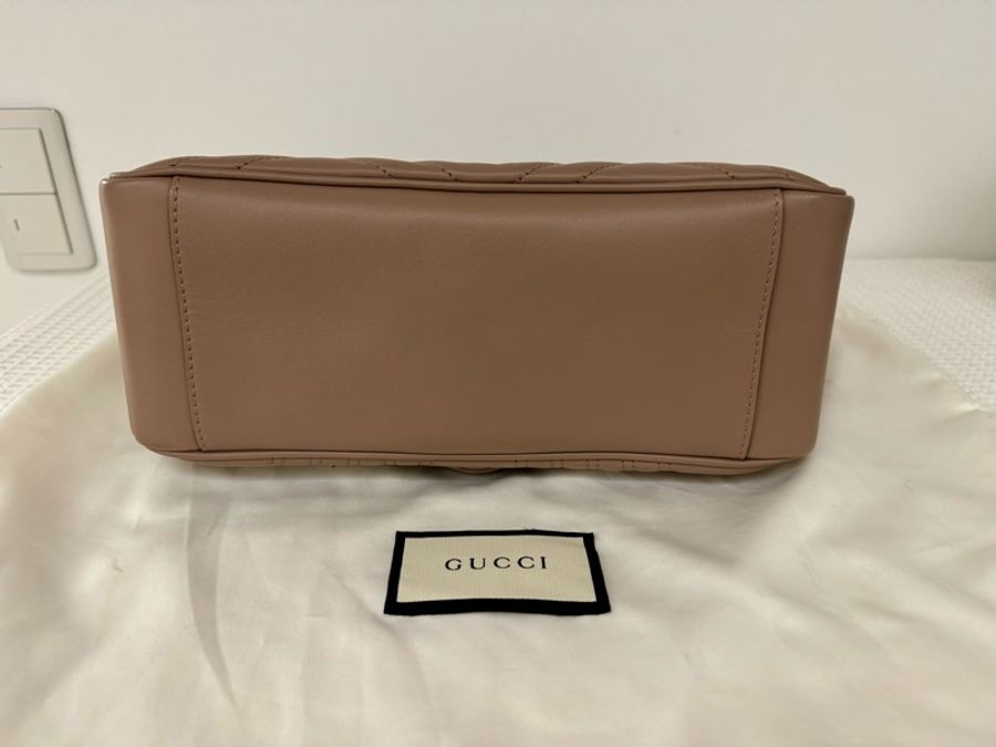 「近全新」GUCCI GG Marmont 中款 山形絎縫牛皮鍊帶手提包(粉裸色)-2
