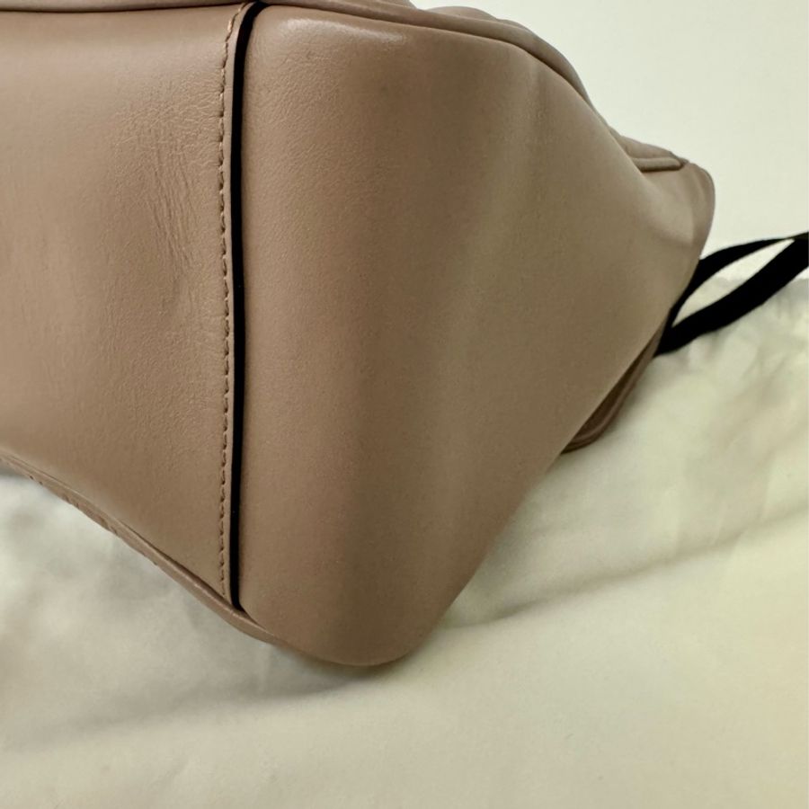 「近全新」GUCCI GG Marmont 中款 山形絎縫牛皮鍊帶手提包(粉裸色)-3