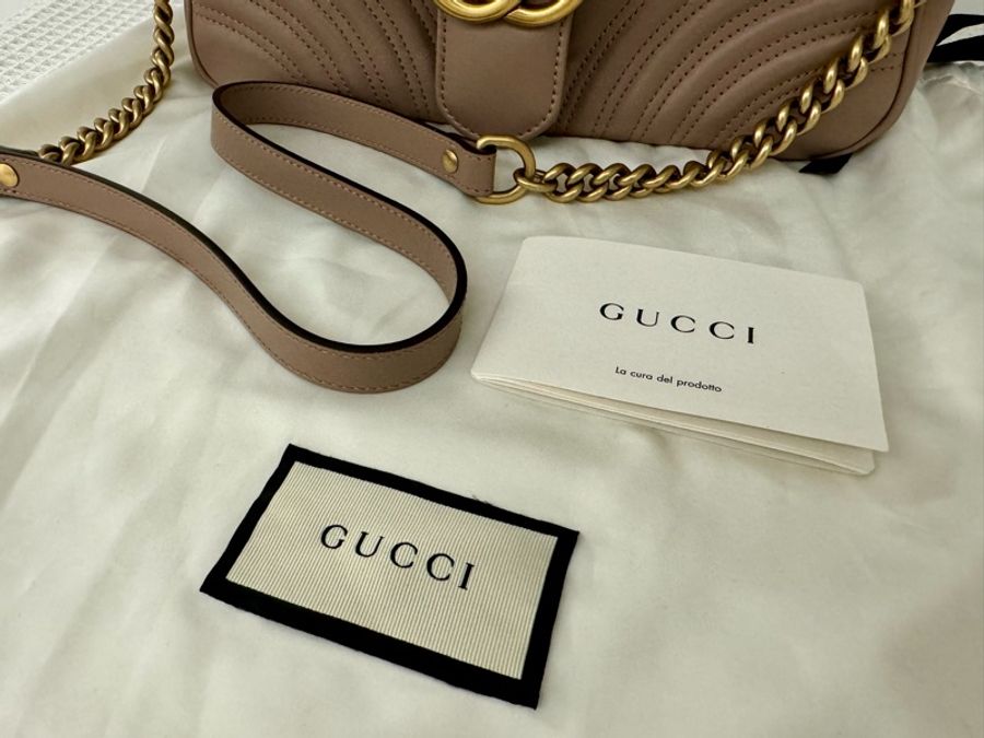 「近全新」GUCCI GG Marmont 中款 山形絎縫牛皮鍊帶手提包(粉裸色)-6