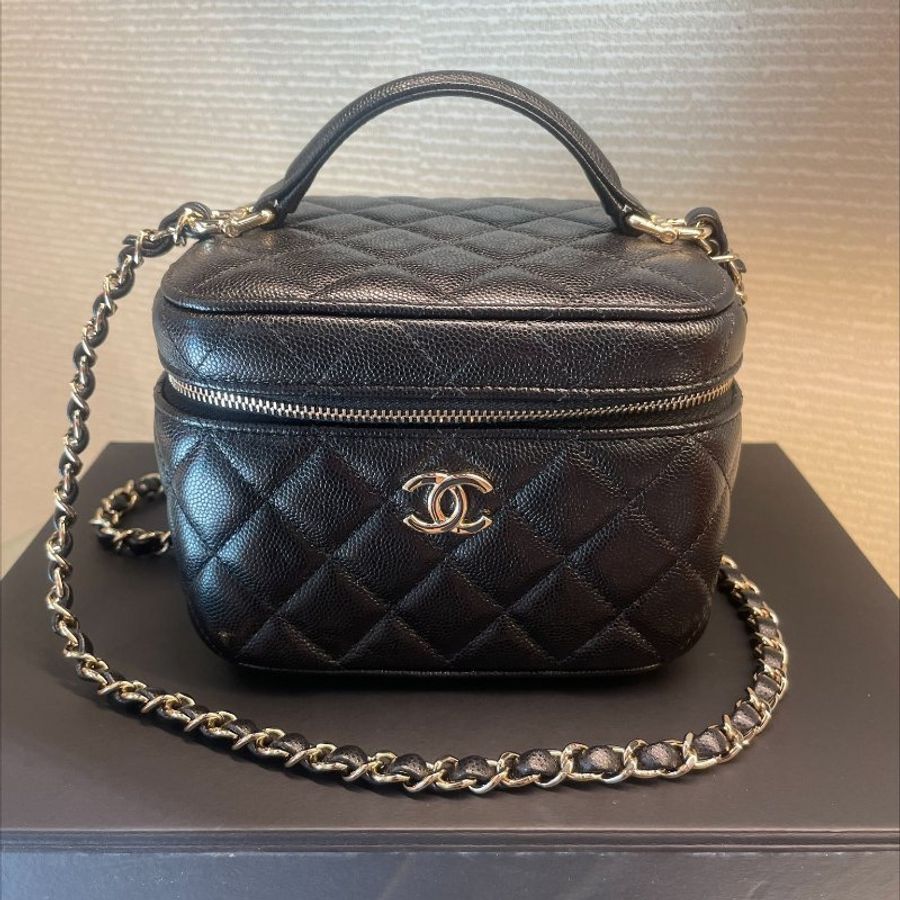 【舊愛新歡】CHANEL 經典雙C LOGO菱格紋荔枝牛皮化妝/兩用包(黑色)-0