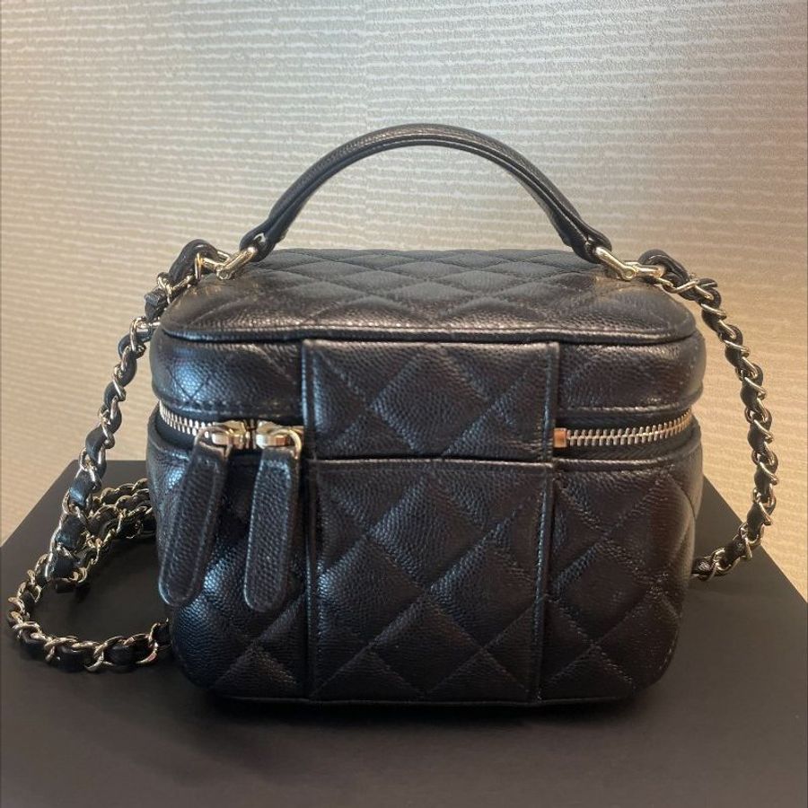 【舊愛新歡】CHANEL 經典雙C LOGO菱格紋荔枝牛皮化妝/兩用包(黑色)-1