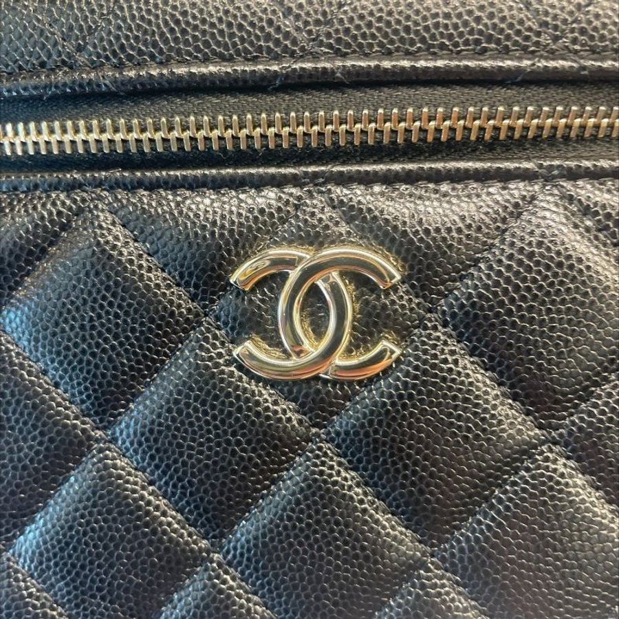 【舊愛新歡】CHANEL 經典雙C LOGO菱格紋荔枝牛皮化妝/兩用包(黑色)-2