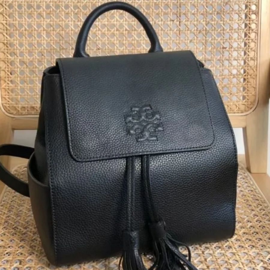 (TORY BURCH)荔枝紋小牛皮流蘇磁扣式後背包(黑)-0