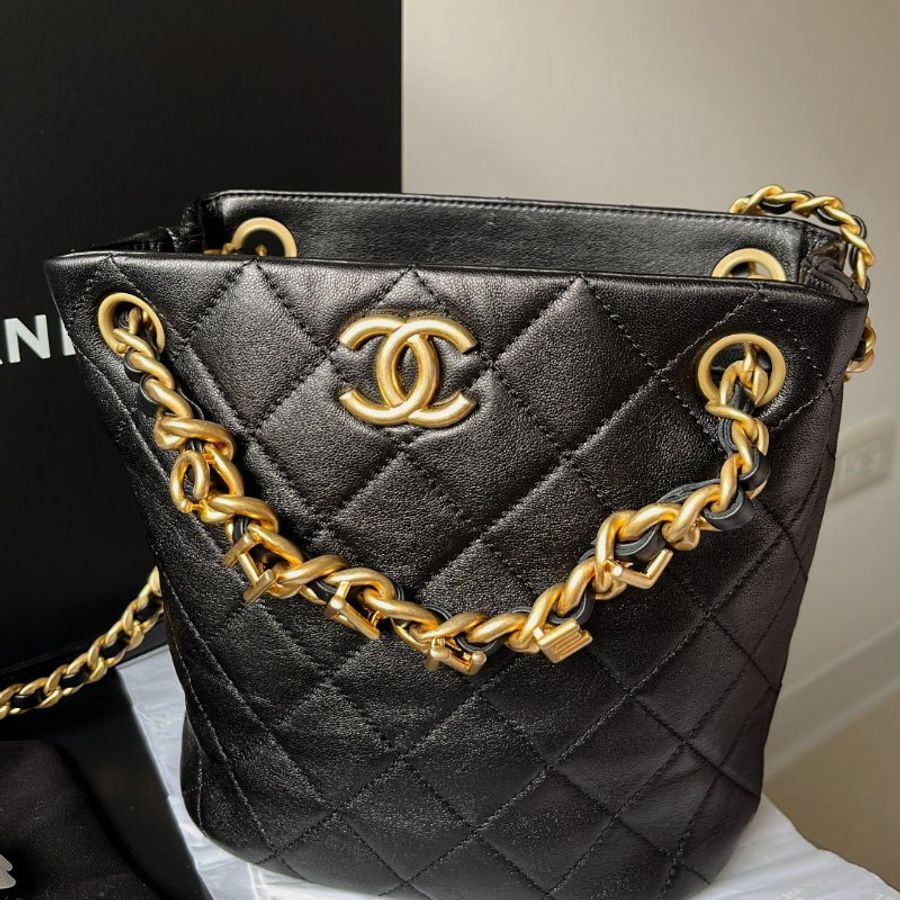 CHANEL 黑金小水桶包-1
