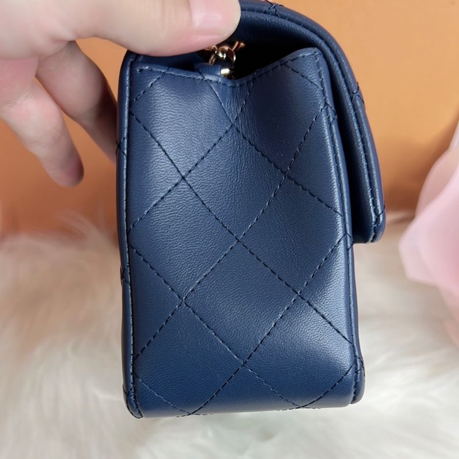 CHANEL Mini Coco 20cm 經典CC LOGO菱格縫線小羊皮翻蓋斜背包-21